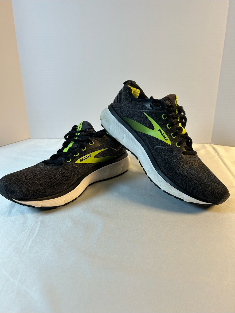 Brooks Transmit 3 Charcoal and Lime Athletic Running Shoes Size 9 No Box